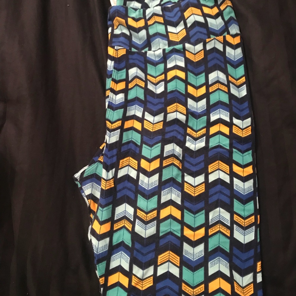 TC Lularoe arrow pointing leggings
